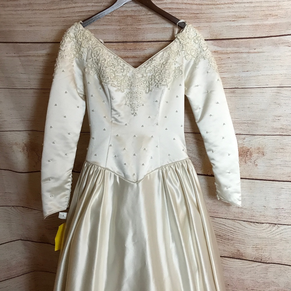 *FLAW* NWT Alfred Angelo Size 12 LS Wedding Dress